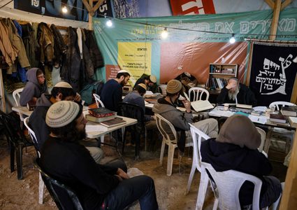 هدم مبانٍ وإخلاء خيم من مستوطنة "حومش"