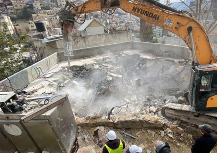 الاحتلال يهدم مركزا طبيا في جبل المكبر