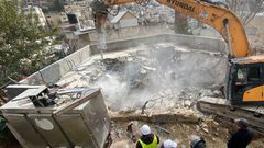 الاحتلال يهدم مركزا طبيا في جبل المكبر