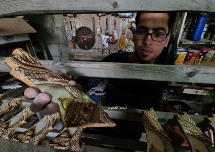 الفنان يوسف الهندي 12 عاما في مجال النحت على الجبص