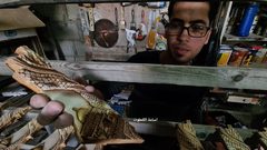 الفنان يوسف الهندي 12 عاما في مجال النحت على الجبص