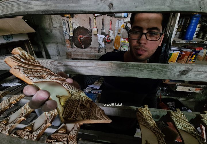 الفنان يوسف الهندي 12 عاما في مجال النحت على الجبص