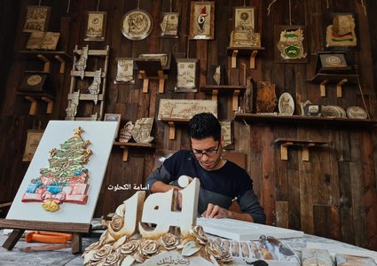 الفنان يوسف الهندي 12 عاما في مجال النحت على الجبص