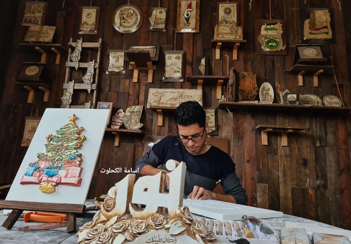 الفنان يوسف الهندي 12 عاما في مجال النحت على الجبص