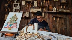 الفنان يوسف الهندي 12 عاما في مجال النحت على الجبص