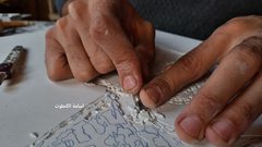 الفنان يوسف الهندي 12 عاما في مجال النحت على الجبص