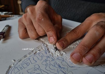الفنان يوسف الهندي 12 عاما في مجال النحت على الجبص