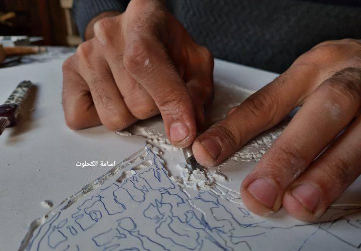 الفنان يوسف الهندي 12 عاما في مجال النحت على الجبص