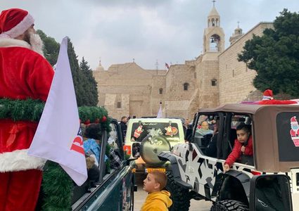 بلدية بيت لحم وفريق بيت لحم للدفع الرباعي ينظمان فعالية "سانتا عَ الطريق"