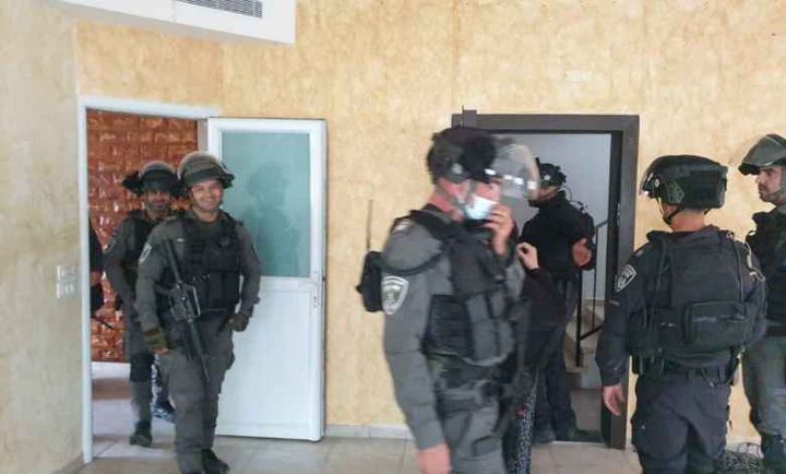 قوات الاحتلال تطارد عائلة مقدسية رغم قرار وقف الهدم