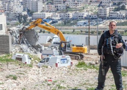 الاحتلال يهدم طابقا من منزل في بيت حنينا