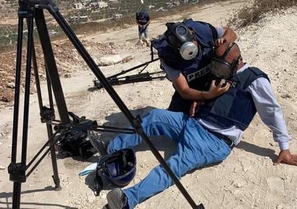 نشطاء يهود يعتدون على مصور صحفي أمام مستشفى "أساف هروفيه"