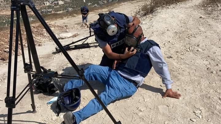 نشطاء يهود يعتدون على مصور صحفي أمام مستشفى "أساف هروفيه"