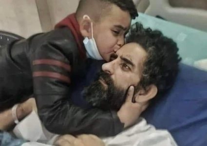 اللحظات الأولى من تعليق الأسير هشام أبو هواش إضرابه عن الطعام بعد 141 يوماً