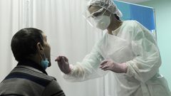 طبيب يحذر من احتمال التمحور اللامتناهي لسلالة "أوميكرون"