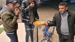 توزيع الحلويات في شوارع دير البلح احتفالا بانتصار ابو هواش