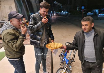 توزيع الحلويات في شوارع دير البلح احتفالا بانتصار ابو هواش