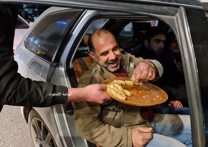 توزيع الحلويات في شوارع دير البلح احتفالا بانتصار ابو هواش