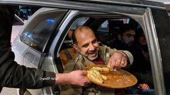 توزيع الحلويات في شوارع دير البلح احتفالا بانتصار ابو هواش