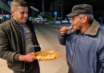 توزيع الحلويات في شوارع دير البلح احتفالا بانتصار ابو هواش