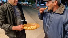 توزيع الحلويات في شوارع دير البلح احتفالا بانتصار ابو هواش