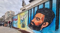 جدارية في غزة تحمل صورة الأسير هشام أبو هواش بعد انتصار معركة أمعائه الخاوية