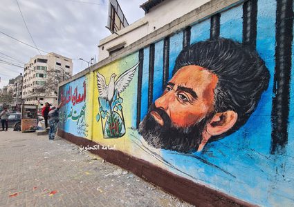 جدارية في غزة تحمل صورة الأسير هشام أبو هواش بعد انتصار معركة أمعائه الخاوية