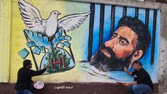 جدارية في غزة تحمل صورة الأسير هشام أبو هواش بعد انتصار معركة أمعائه الخاوية