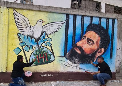 جدارية في غزة تحمل صورة الأسير هشام أبو هواش بعد انتصار معركة أمعائه الخاوية