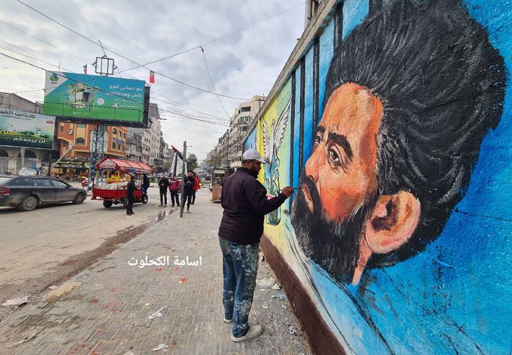 جدارية في غزة تحمل صورة الأسير هشام أبو هواش بعد انتصار معركة أمعائه الخاوية