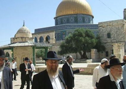 عشرات المستوطنين يقتحمون الأقصى والاحتلال يعتقل مواطنتين من باحاته