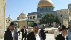 عشرات المستوطنين يقتحمون الأقصى والاحتلال يعتقل مواطنتين من باحاته