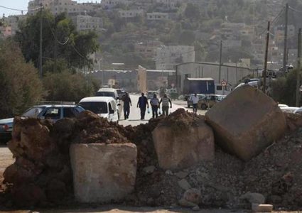 نابلس: الاحتلال ينصب بوابة على مدخل منطقة المسعودية التاريخية