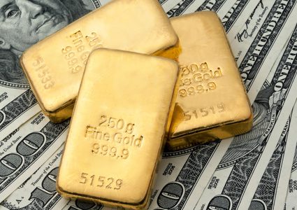 الدولار يرتفع والذهب يهبط بحدة بعد نشر محضر اجتماع المركزي الأميركي