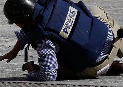 إصابة صحفي بالرصاص المطاطي خلال تغطية مسيرة عند مدخل البيرة