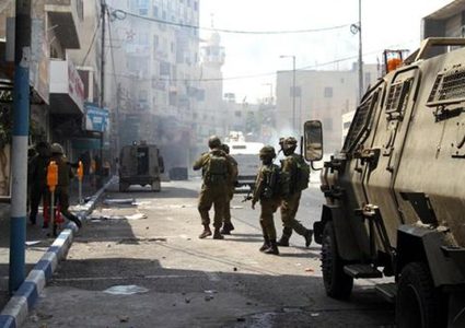 إصابة شابان برصاص قوات الاحتلال في منطقة باب الزاوية بالخليل