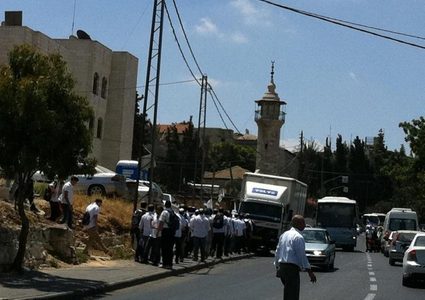 مستوطنون يتظاهرون ويغلقون الشارع الرئيس وسط تقوع