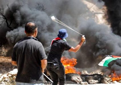 إصابات بالرصاص المعدني والاختناق خلال مواجهات مع الاحتلال في بيتا