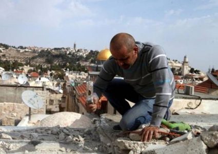 الاحتلال يجبر مواطنا على هدم جزء من منزله بالقدس