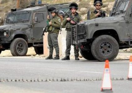 الاحتلال ينصب حاجزا عسكريا ويفتش مركبات في الرام