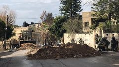 الاحتلال يغلق طرقا ترابية في سبسطية