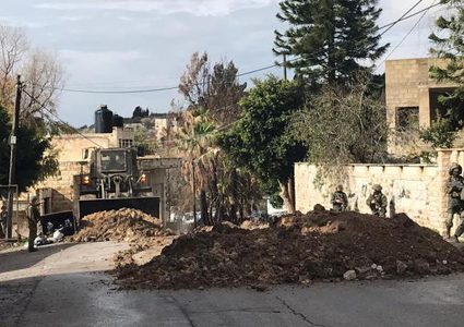 الاحتلال يغلق طرقا ترابية في سبسطية