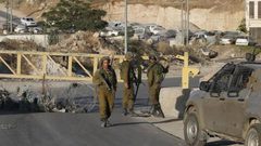 الاحتلال ينصب حاجزا عسكريا ويفتش مركبات المواطنين