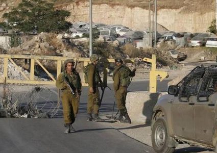 الاحتلال ينصب حاجزا عسكريا ويفتش مركبات المواطنين