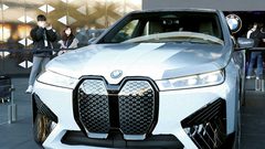 جديد BMW سيارة تغيّر لونها مثل "الحرباء"