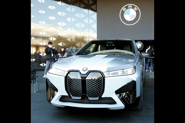 جديد BMW سيارة تغيّر لونها مثل "الحرباء"