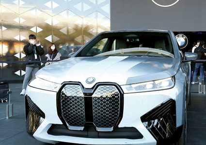 جديد BMW سيارة تغيّر لونها مثل "الحرباء"