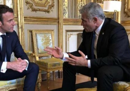 لبيد يطالب ماكرون بتفعيل المزيد من الضغوط على إيران