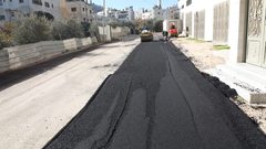 بلدية نابلس تعمل على توسيع وتعبيد الشارع المحيط بمقر وزارة الصحة في منطقة بلاطة البلد