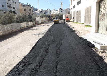 بلدية نابلس تعمل على توسيع وتعبيد الشارع المحيط بمقر وزارة الصحة في منطقة بلاطة البلد